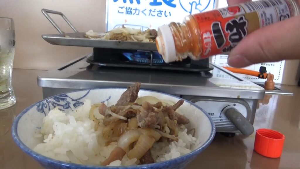 東京ホルモン一味をプラスしてご飯を食べる